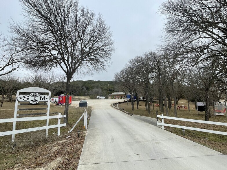 10151 State Highway 16 S, Pipe Creek, TX à vendre - Photo du bâtiment - Image 3 de 24