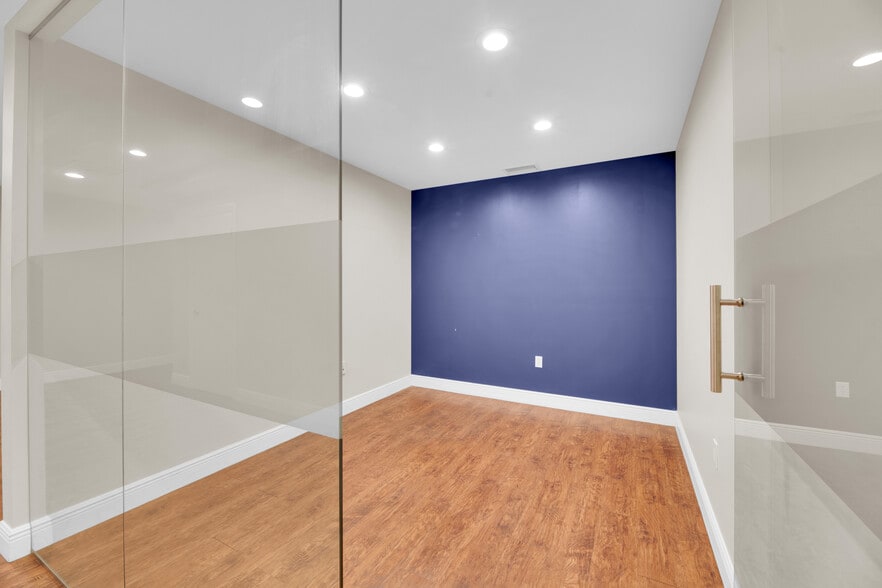 224 NE 32nd Ct, Oakland Park, FL for lease - Interior Photo - Image 2 of 19