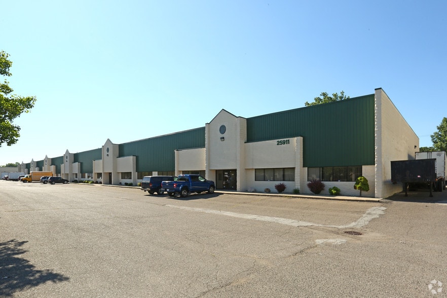 25911 Northline Commerce Dr, Taylor, MI for lease - Building Photo - Image 3 of 8