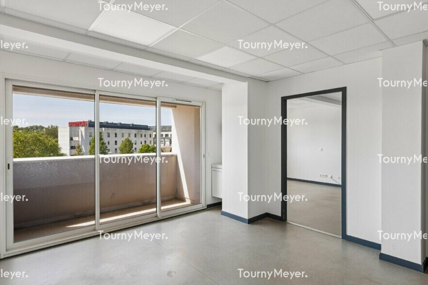 Office in Lormont for lease - Interior Photo - Image 2 of 6