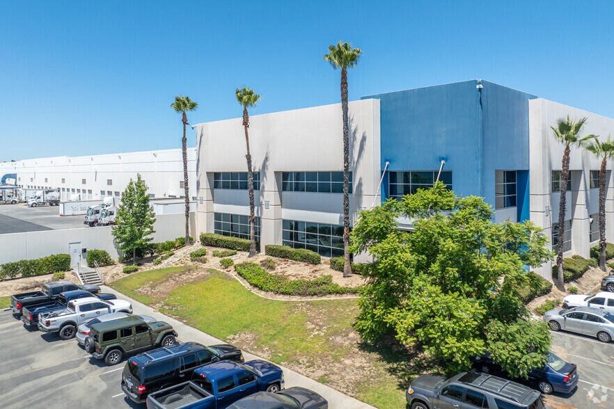 6125 Sycamore Canyon Blvd, Riverside, CA à louer - Photo du bâtiment - Image 3 de 4