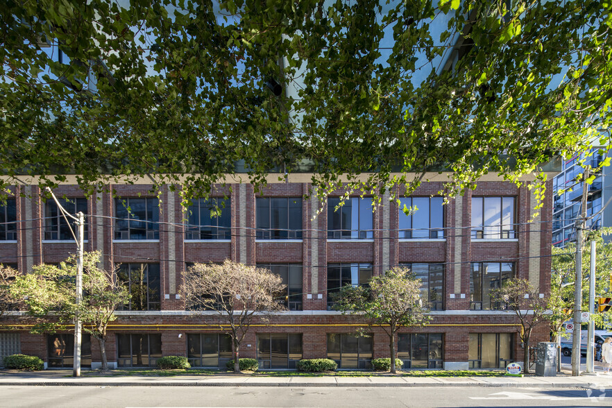 49 Bathurst St, Toronto, ON à louer - Photo du bâtiment - Image 2 de 4