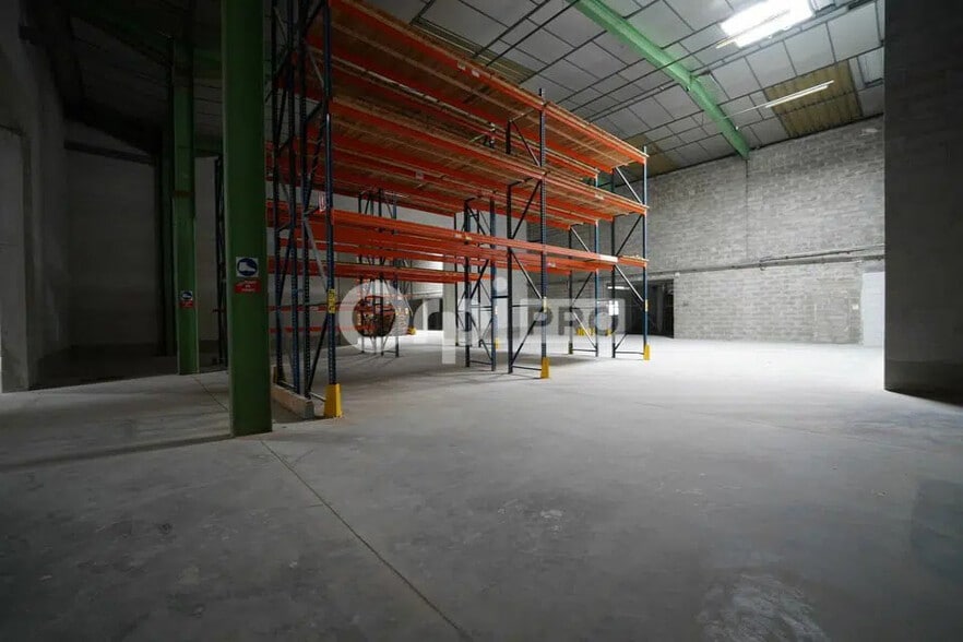 Flex in Saint-Bonnet-de-Mure for lease - Interior Photo - Image 2 of 20