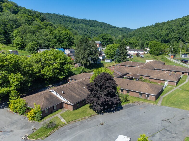 18 4th St, Richwood, WV à vendre - Photo du bâtiment - Image 2 de 11