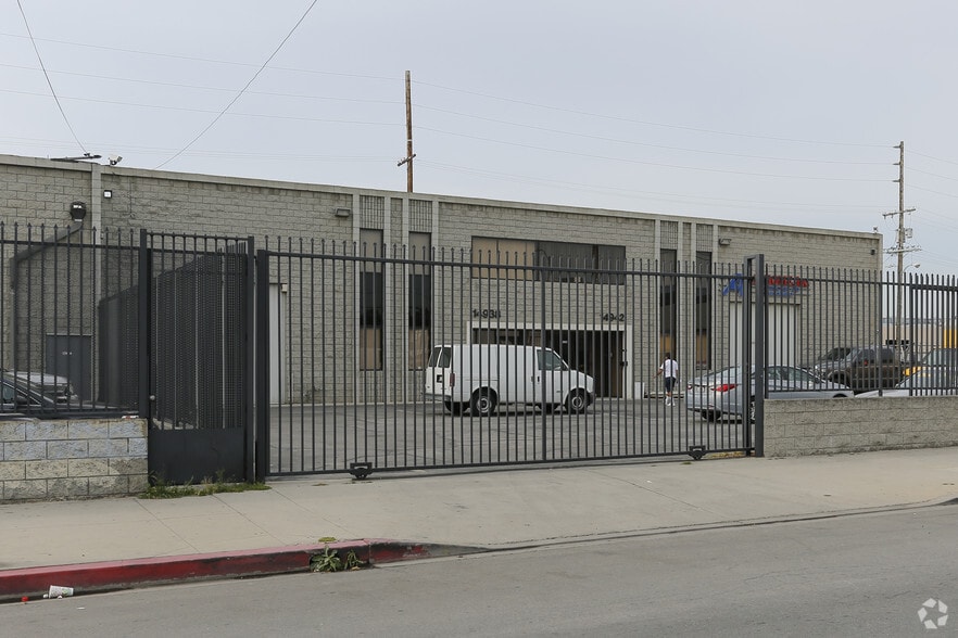 14938-14942 Delano St, Van Nuys, CA for lease - Building Photo - Image 2 of 4