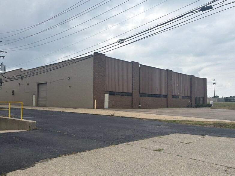 34481-34489 Industrial Rd, Livonia, MI for lease - Building Photo - Image 3 of 4