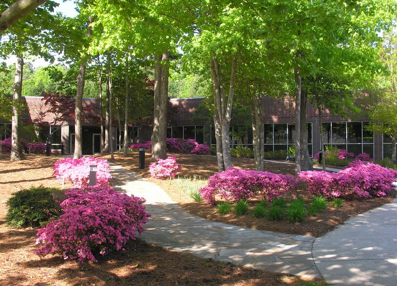 500 Gregson Dr, Cary, NC à louer - Photo du bâtiment - Image 3 de 12