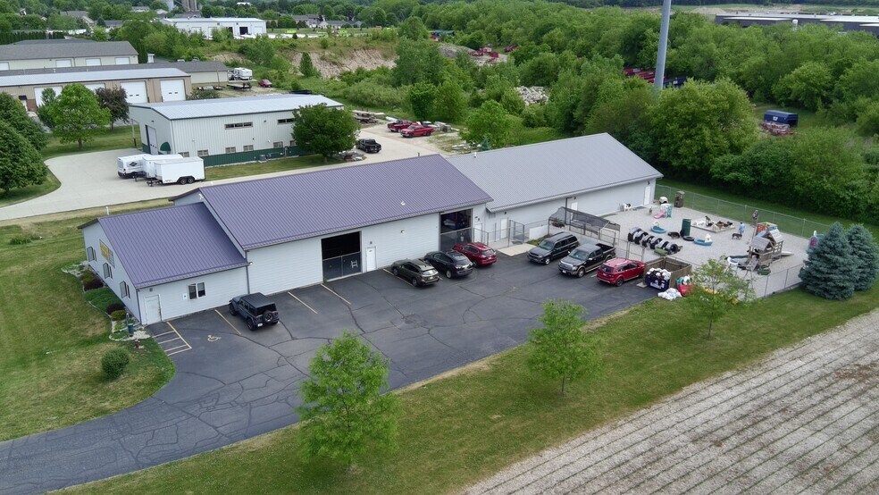 4030 Commercial Dr, Janesville, WI à vendre - Photo du bâtiment - Image 1 de 10