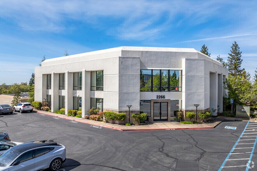 2266 Lava Ridge Ct, Roseville, CA à louer - Photo principale - Image 1 de 7