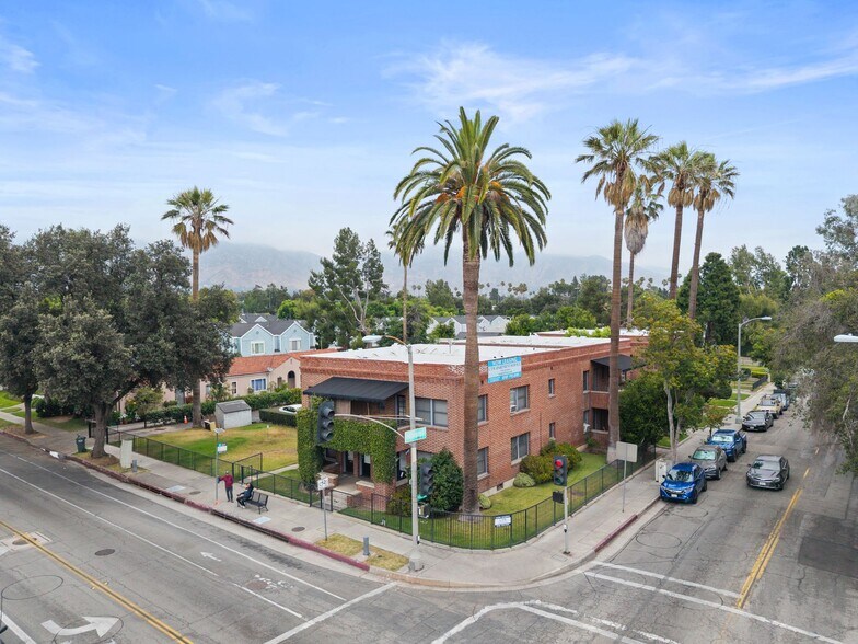 239 E Villa St, Pasadena, CA à vendre - Photo du bâtiment - Image 1 de 17