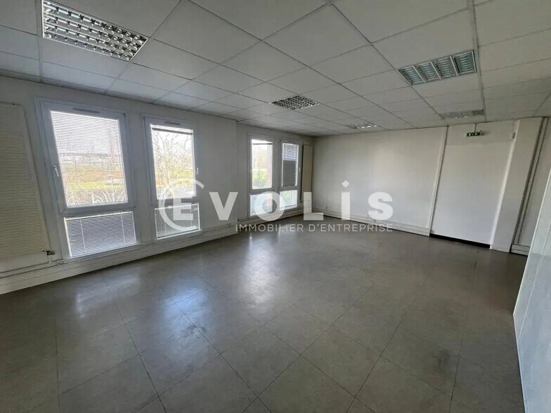 Office in Savigny-le-Temple for lease - Interior Photo - Image 1 of 6