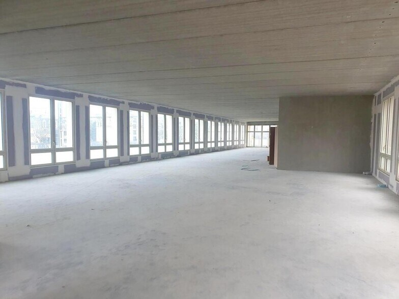Office in Versailles for lease - Building Photo - Image 3 of 12