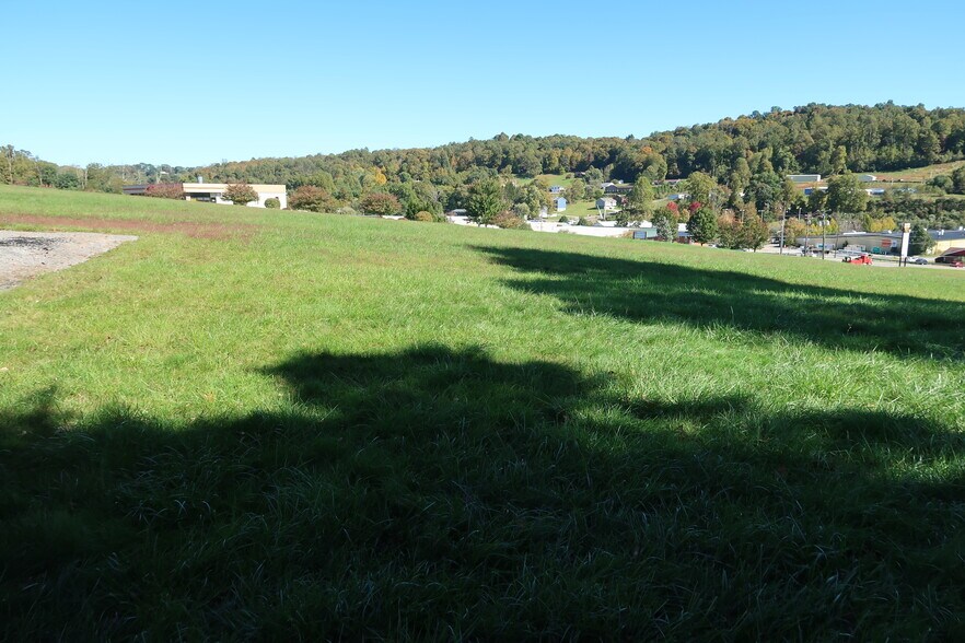 2045 Winners Dr, Pleasant Valley, WV à vendre - Photo du bâtiment - Image 2 de 23