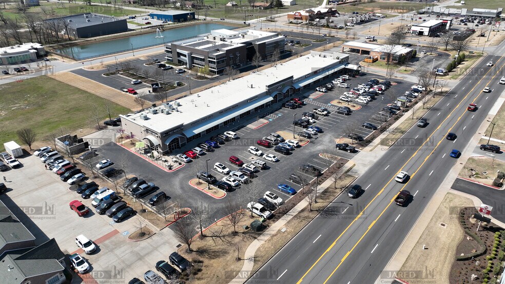 500 SE Walton Blvd, Bentonville, AR à louer - Photo du bâtiment - Image 3 de 13