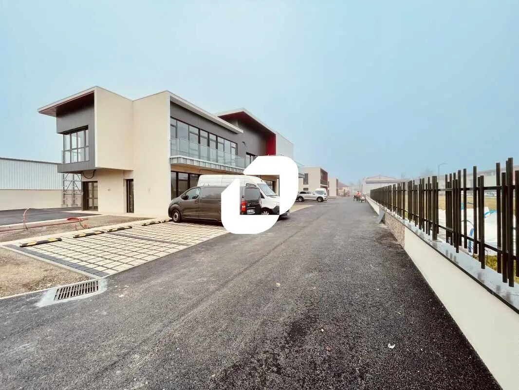Flex dans Décines-Charpieu à louer Photo du bâtiment- Image 1 de 15