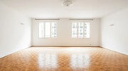 Un espace lumineux avec parquet, prêt à être aménagé selon vos envies.