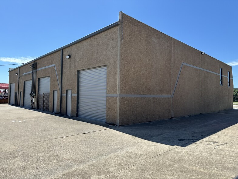 2604 W Marshall Dr, Grand Prairie, TX for lease - Building Photo - Image 3 of 5