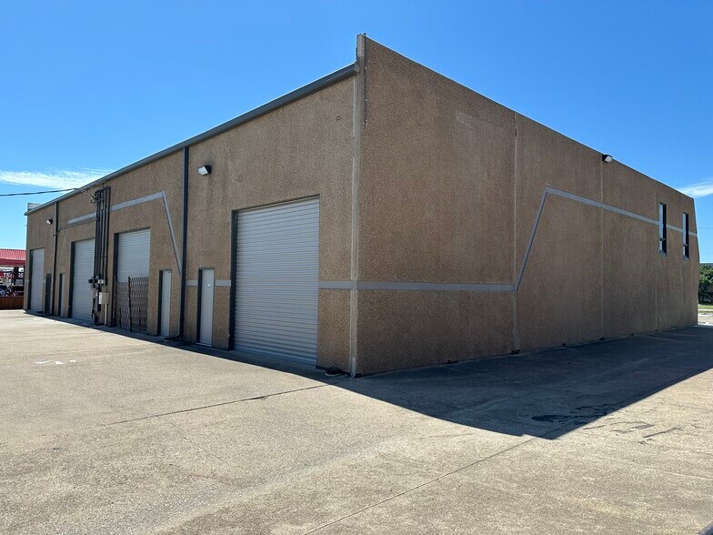 2604 W Marshall Dr, Grand Prairie, TX à louer - Photo du bâtiment - Image 3 de 5