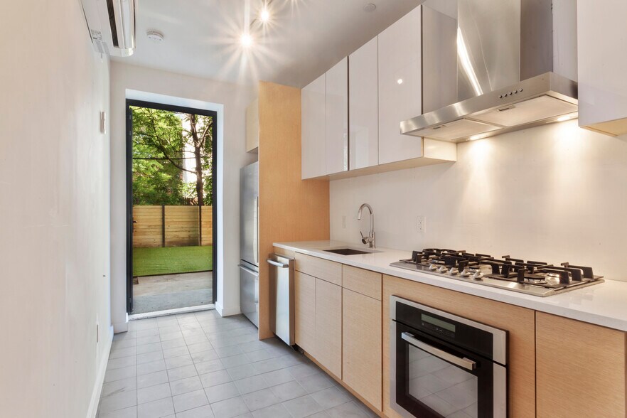 137 Nelson St, Brooklyn, NY à vendre - Photo du bâtiment - Image 2 de 18