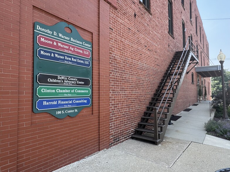 100 S Center St, Clinton, IL à louer - Photo du bâtiment - Image 2 de 3