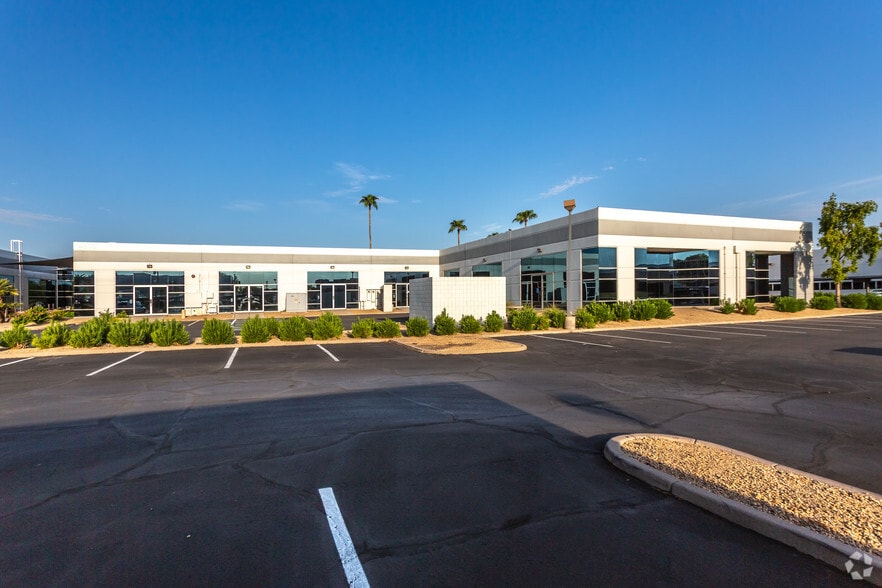 4602 E University Dr, Phoenix, AZ à louer - Photo du bâtiment - Image 3 de 8