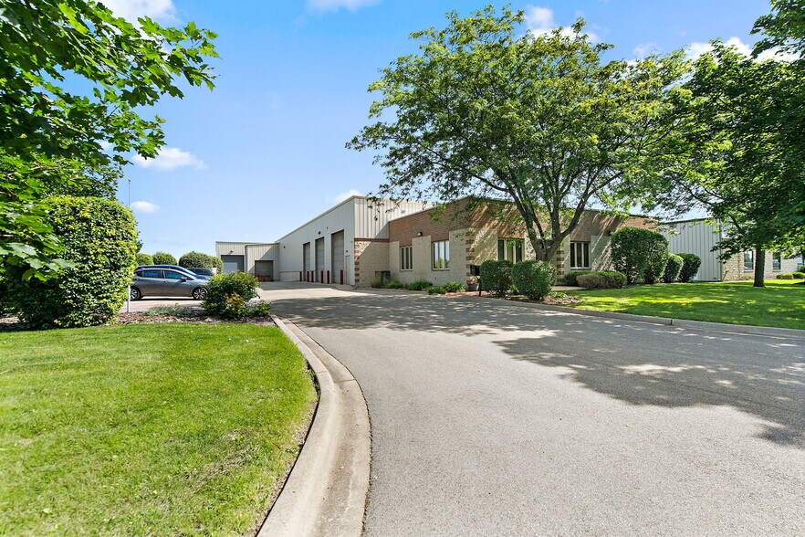 203 Commercial Dr, Yorkville, IL à vendre - Photo du bâtiment - Image 3 de 40