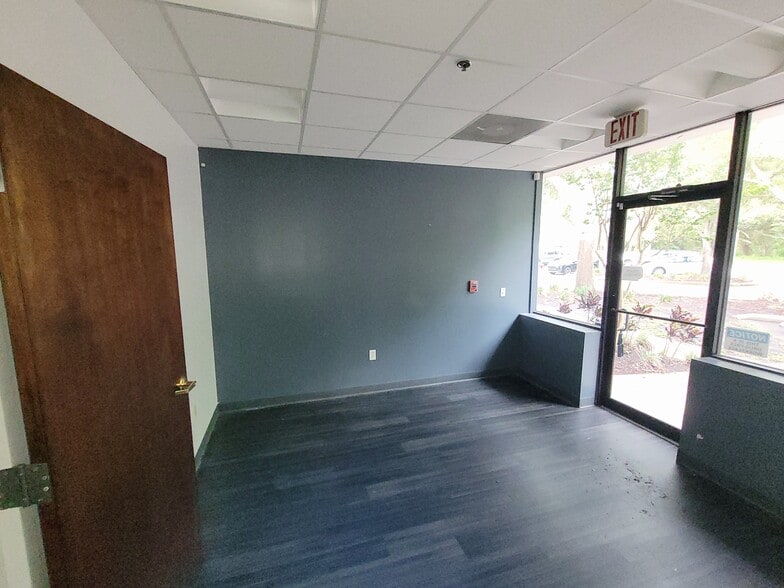 5483 W Waters Ave, Tampa, FL for lease - Building Photo - Image 3 of 8