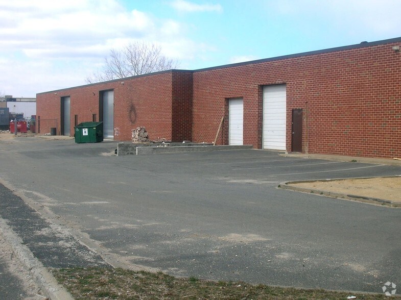 87 E Jefryn Blvd, Deer Park, NY à louer - Photo du bâtiment - Image 2 de 8