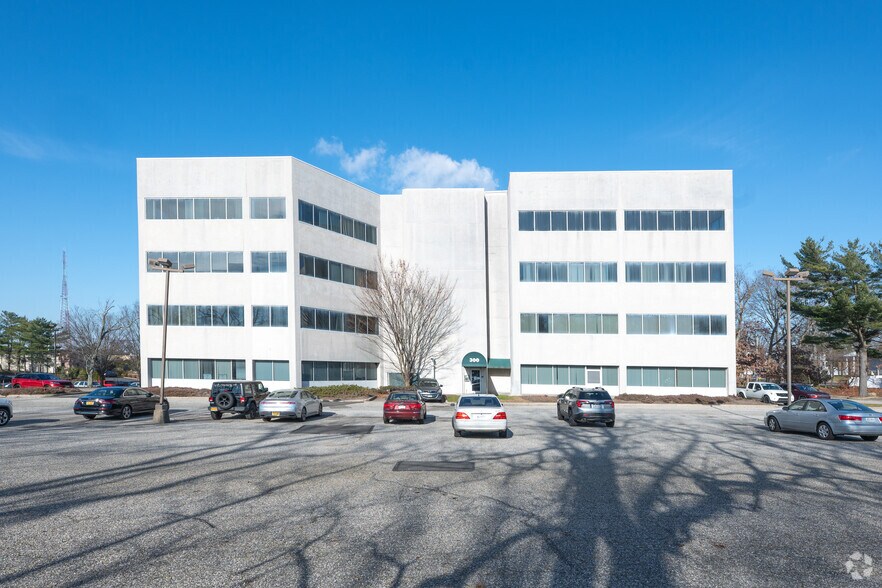 300 Wheeler Rd, Hauppauge, NY à vendre - Photo du bâtiment - Image 2 de 18