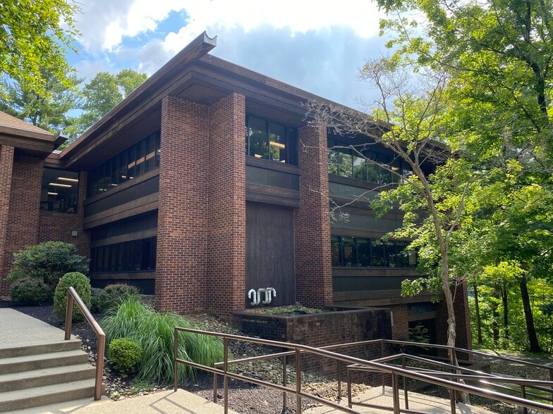 100 Ryan Ct, Pittsburgh, PA for lease - Building Photo - Image 1 of 11