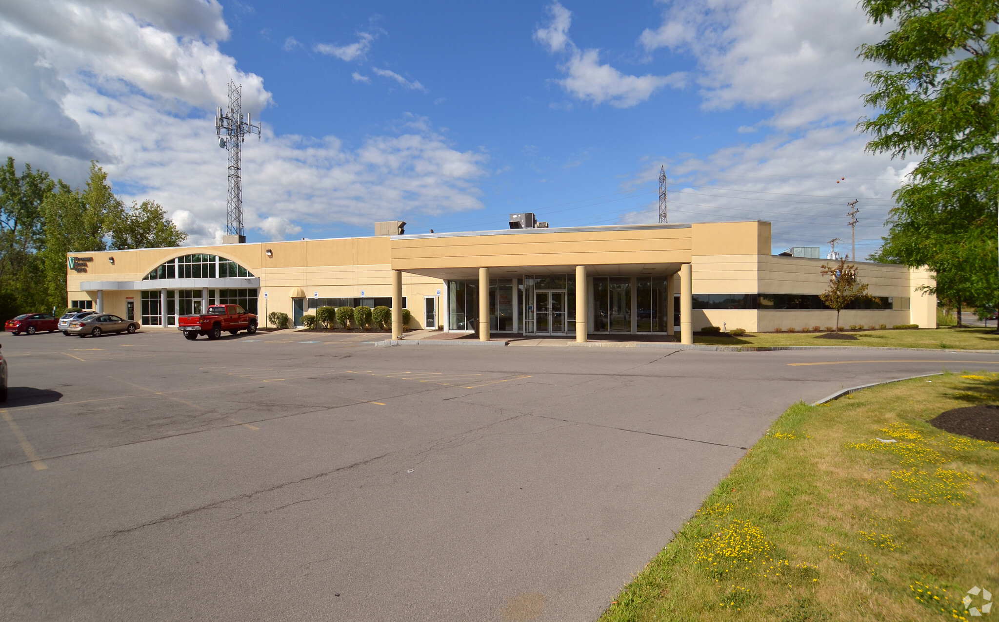 5841 Bridge St, East Syracuse, NY à vendre Photo principale- Image 1 de 1