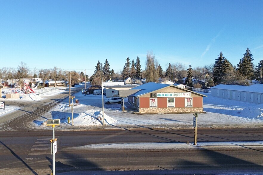 5922 50 Ave, Stettler, AB à vendre - Photo du bâtiment - Image 2 de 28