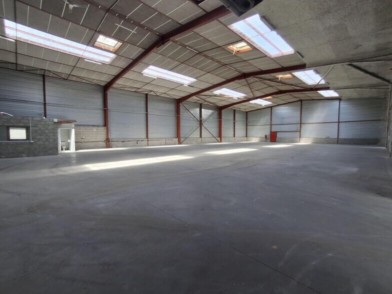 Flex in Meyzieu for lease - Interior Photo - Image 3 of 7
