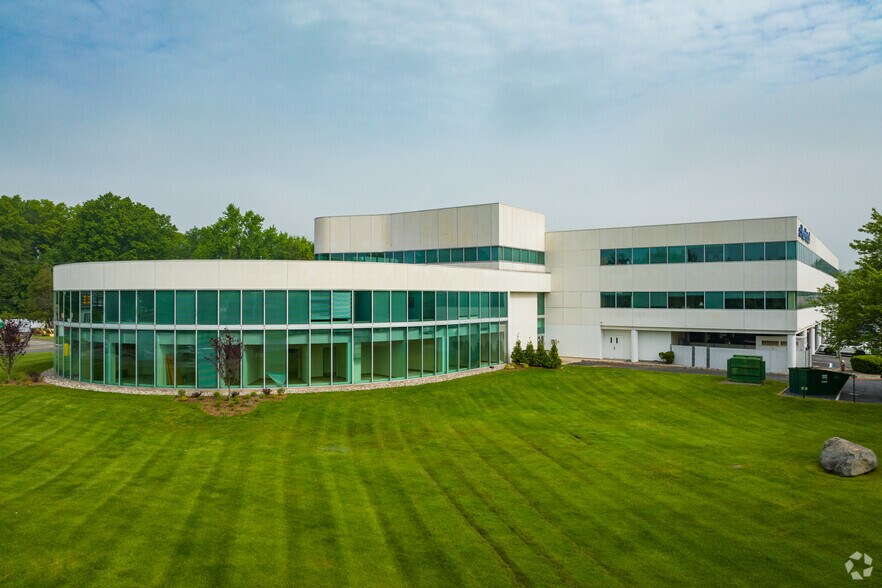 30 Two Bridges Rd, Fairfield, NJ à louer - Photo du bâtiment - Image 3 de 8