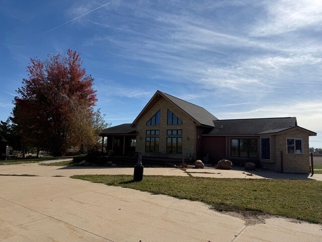 11379 US Highway 20 E, Stockton, IL à vendre - Photo du bâtiment - Image 1 de 56