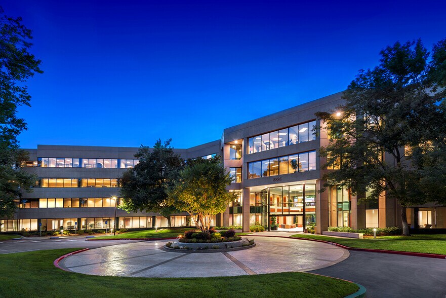 8880 Cal Center Dr, Sacramento, CA à louer - Photo du bâtiment - Image 2 de 14