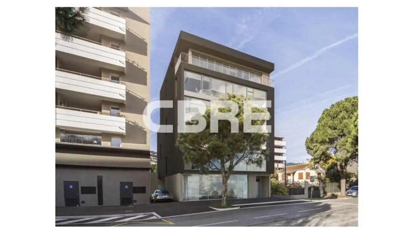 Retail in Nice for lease Building Photo- Image 1 of 12