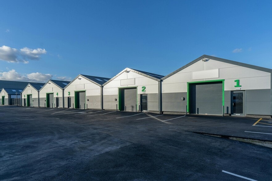 23 Crown Rd, Enfield for lease - Building Photo - Image 2 of 44