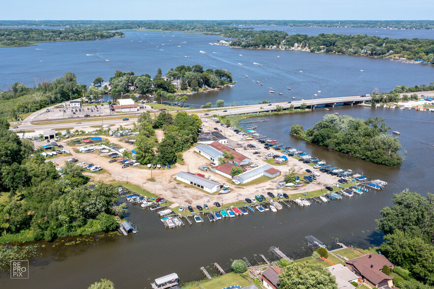 156 N US Highway 12, Fox Lake, IL à vendre - Photo du bâtiment - Image 1 de 1