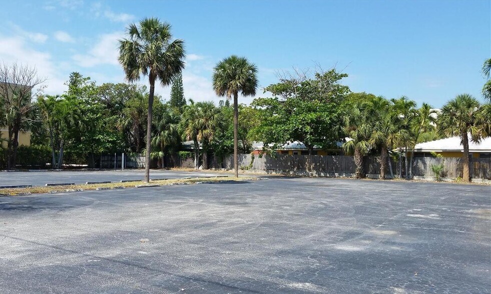 929 NE 17th Way, Fort Lauderdale, FL à louer - Photo du bâtiment - Image 2 de 7