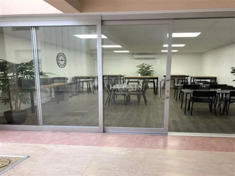 Bureau dans Montigny-le-Bretonneux à louer - Photo du bâtiment - Image 3 de 7