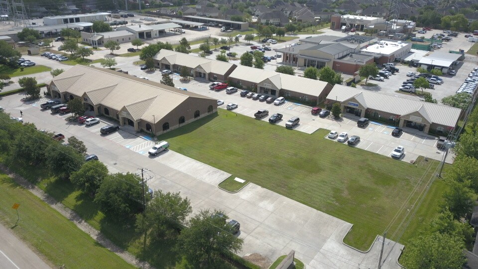 1311 W Parkwood Ave, Friendswood, TX for lease Building Photo- Image 1 of 8