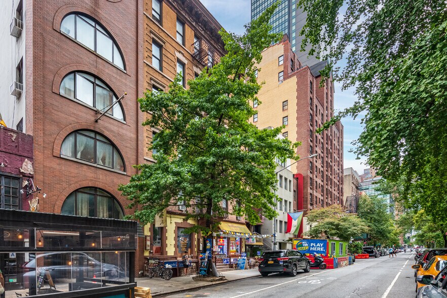 246 E 51st St, New York, NY for lease - Building Photo - Image 2 of 5