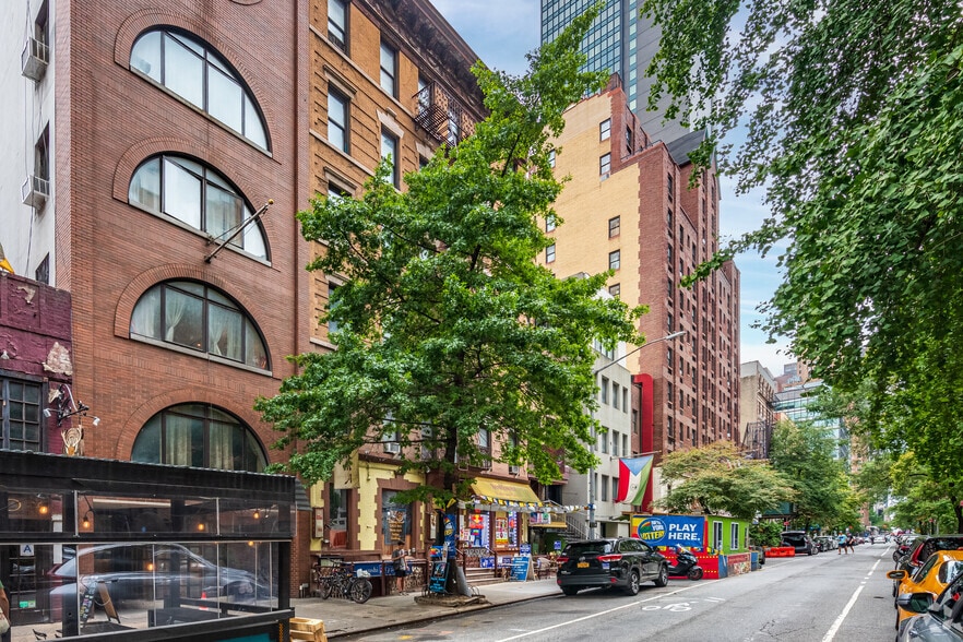 246 E 51st St, New York, NY for lease - Building Photo - Image 3 of 5