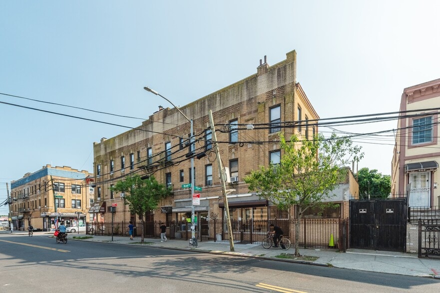 868 Wyckoff Ave, Brooklyn, NY for sale - Building Photo - Image 3 of 19
