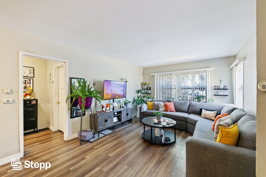 2490 Cedar Ave, Long Beach, CA à vendre - Photo du bâtiment - Image 3 de 10