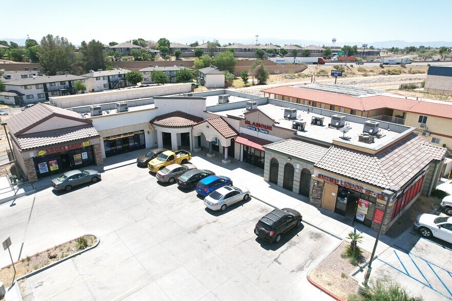 15517 Village Dr, Victorville, CA à louer - Photo du bâtiment - Image 2 de 8