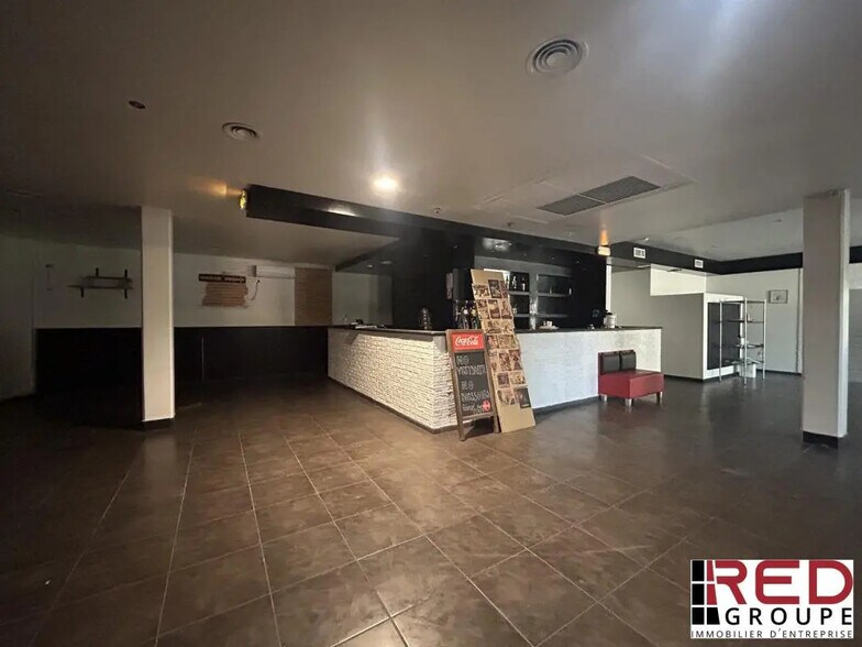 Commerce de détail dans Aix-en-Provence à louer - Photo du bâtiment - Image 2 de 5