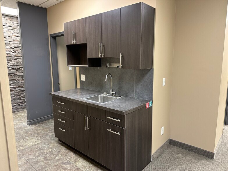 10006 101 Av, Grande Prairie, AB à louer - Photo intérieure - Image 3 de 9