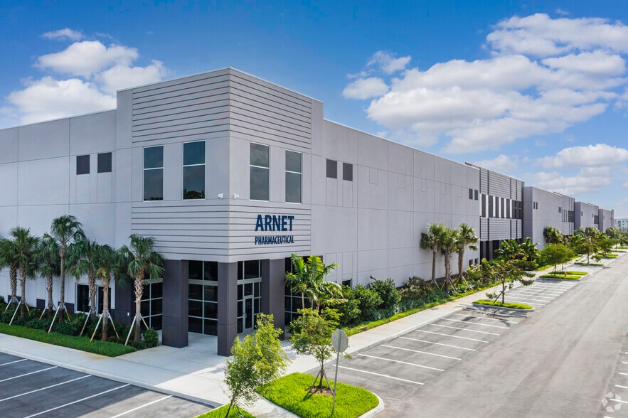 3300 SW 64th Ave, Davie, FL à louer - Photo du bâtiment - Image 3 de 8